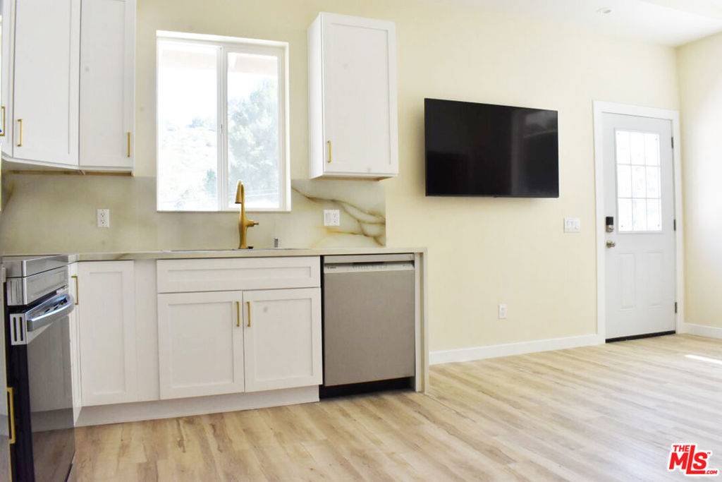 Sherman Oaks, CA 91403,3903 Woodcliff RD