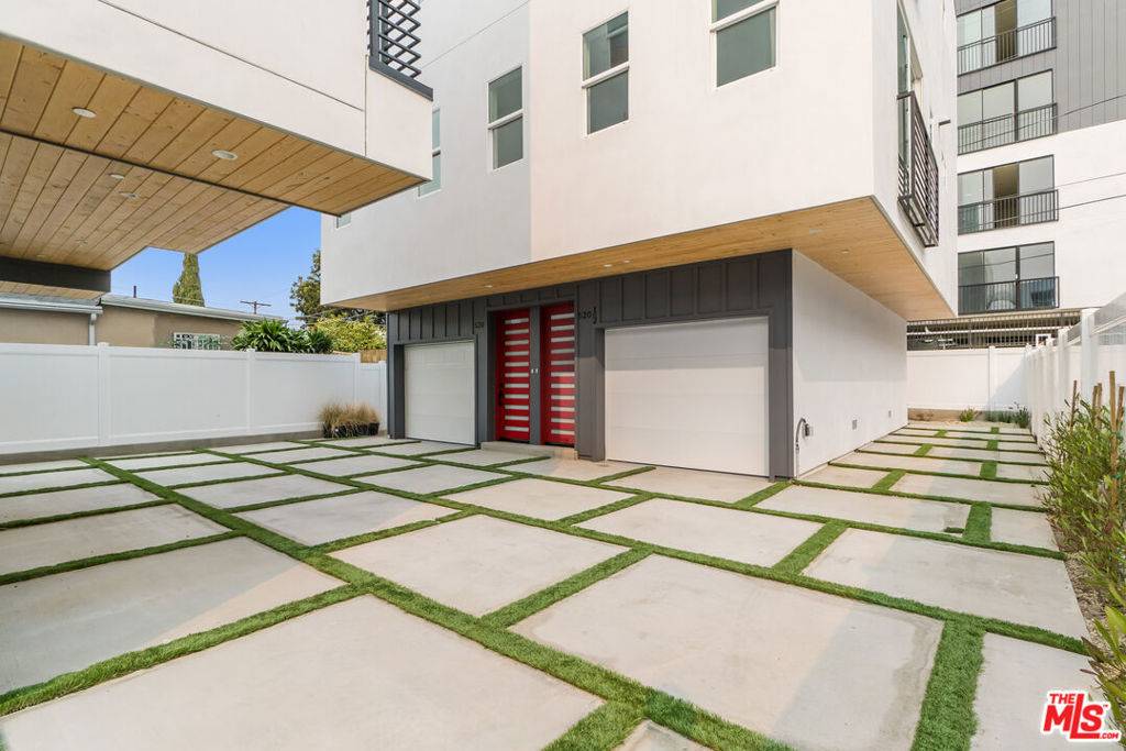 Los Angeles, CA 90004,520 1/2 N Wilton #Pl
