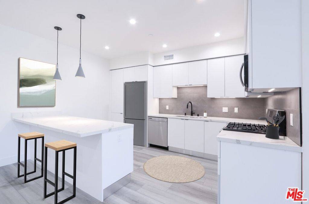 Los Angeles, CA 90066,11800 Courtleigh DR #206