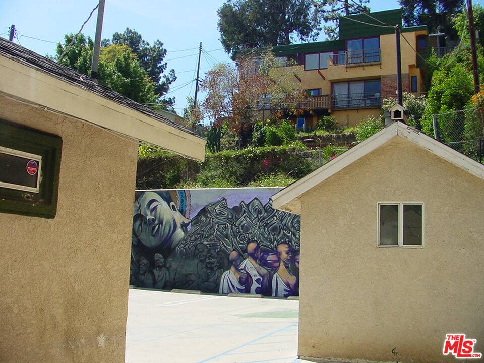 Los Angeles, CA 90068,1915 N Highland AVE