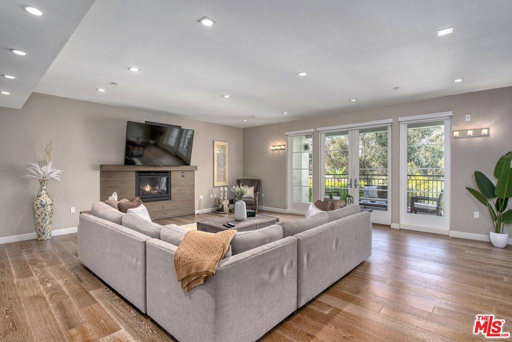Los Angeles, CA 90049,441 S Barrington AVE #210