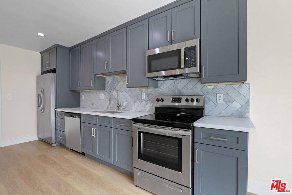 Los Angeles, CA 90025,1821 S Bentley AVE #2
