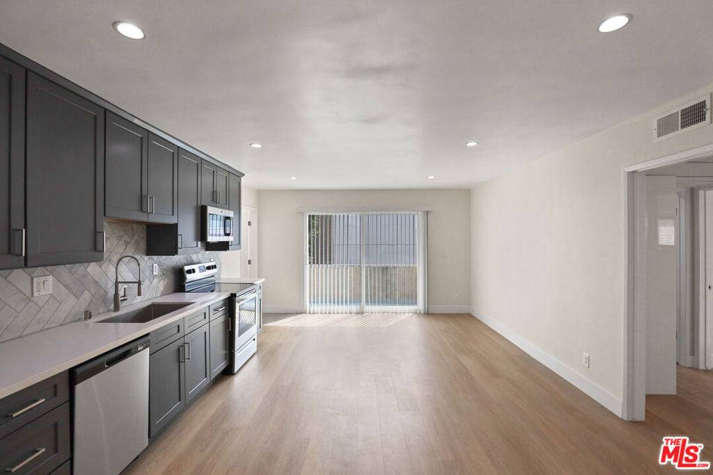 Los Angeles, CA 90025,1821 S Bentley AVE #2