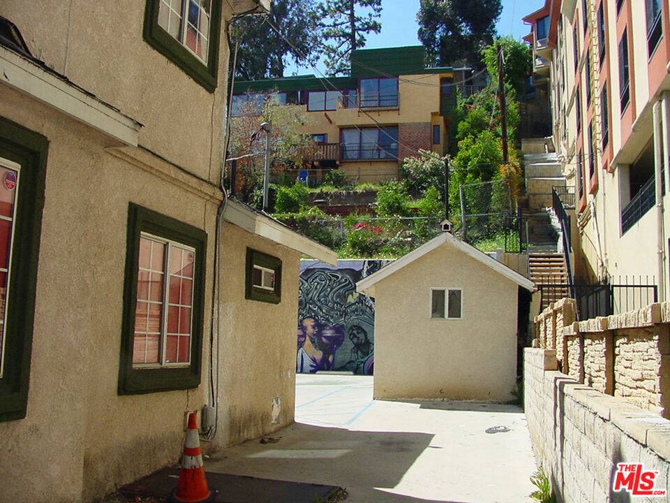 Los Angeles, CA 90068,1915 N Highland AVE