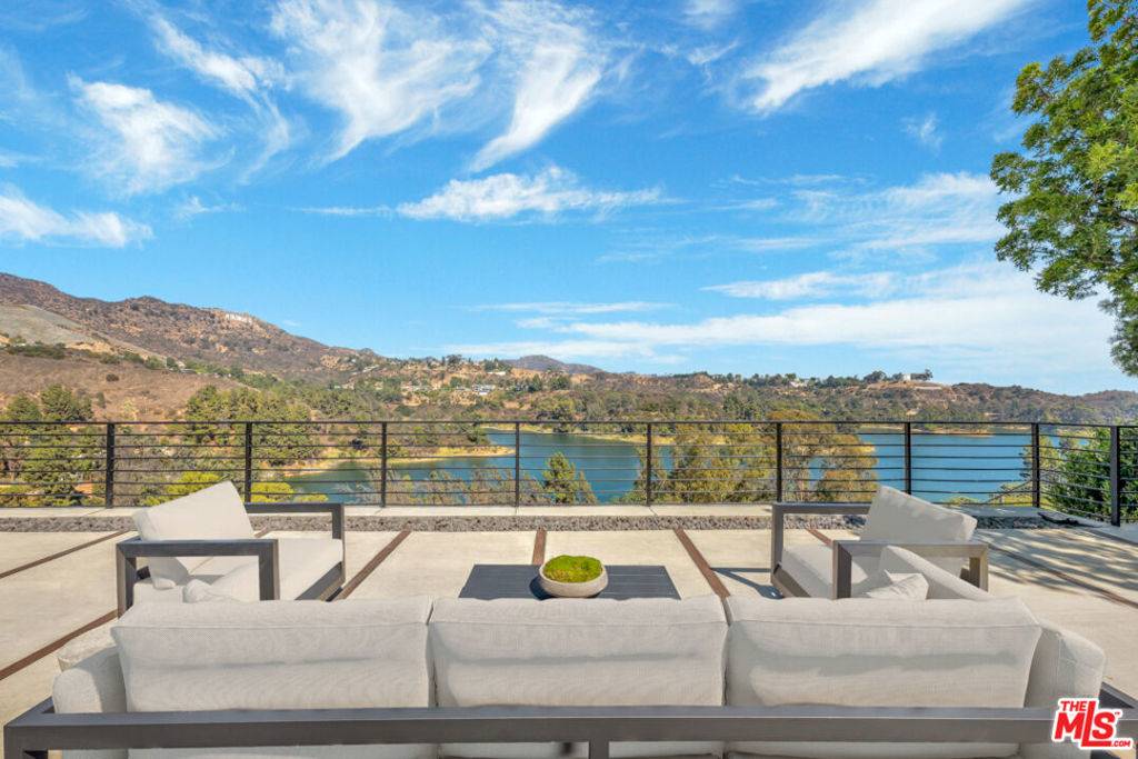 Los Angeles, CA 90068,2960 LAKERIDGE DR
