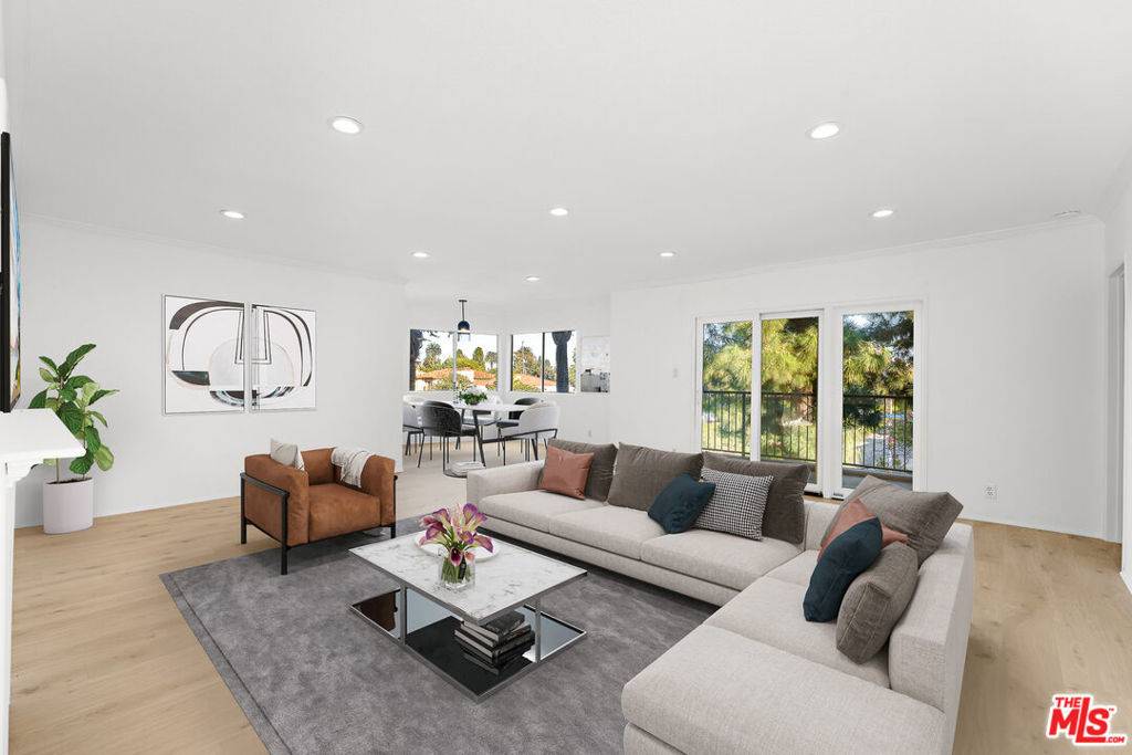 Santa Monica, CA 90402,222 7th ST #301