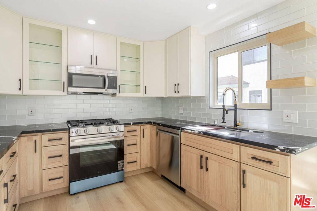 Van Nuys, CA 91406,7550 Zombar AVE #2