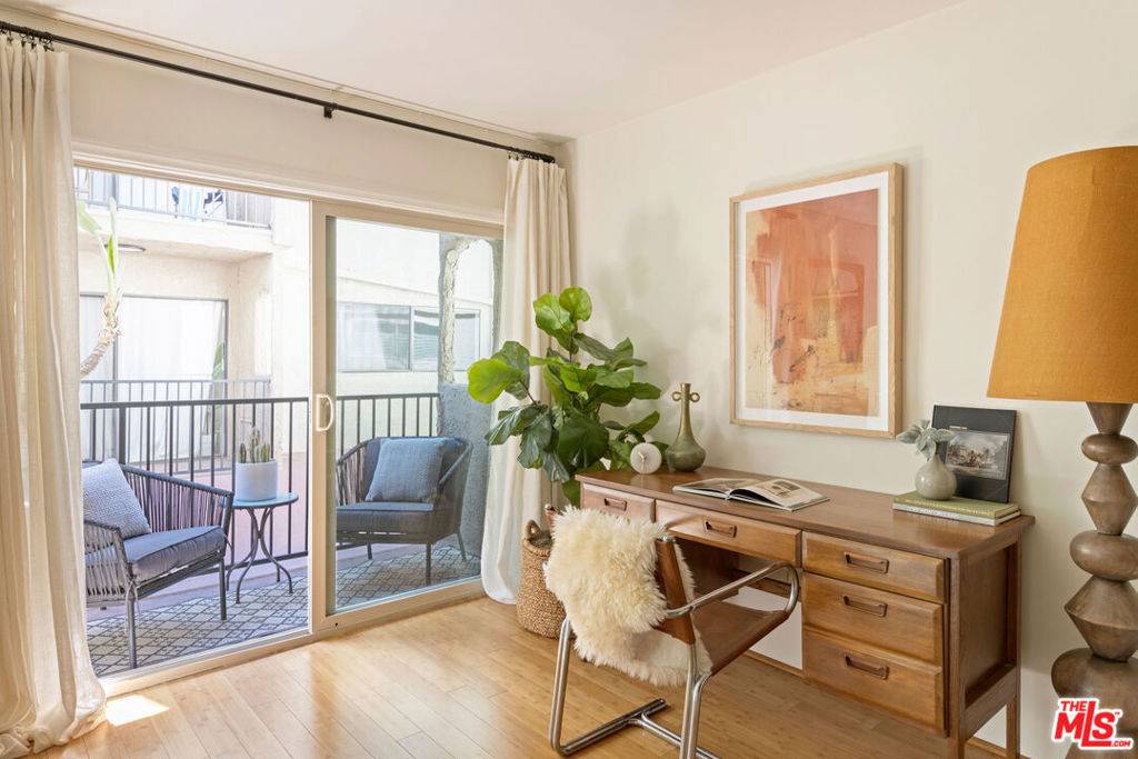 Los Angeles, CA 90039,2929 Waverly DR #115