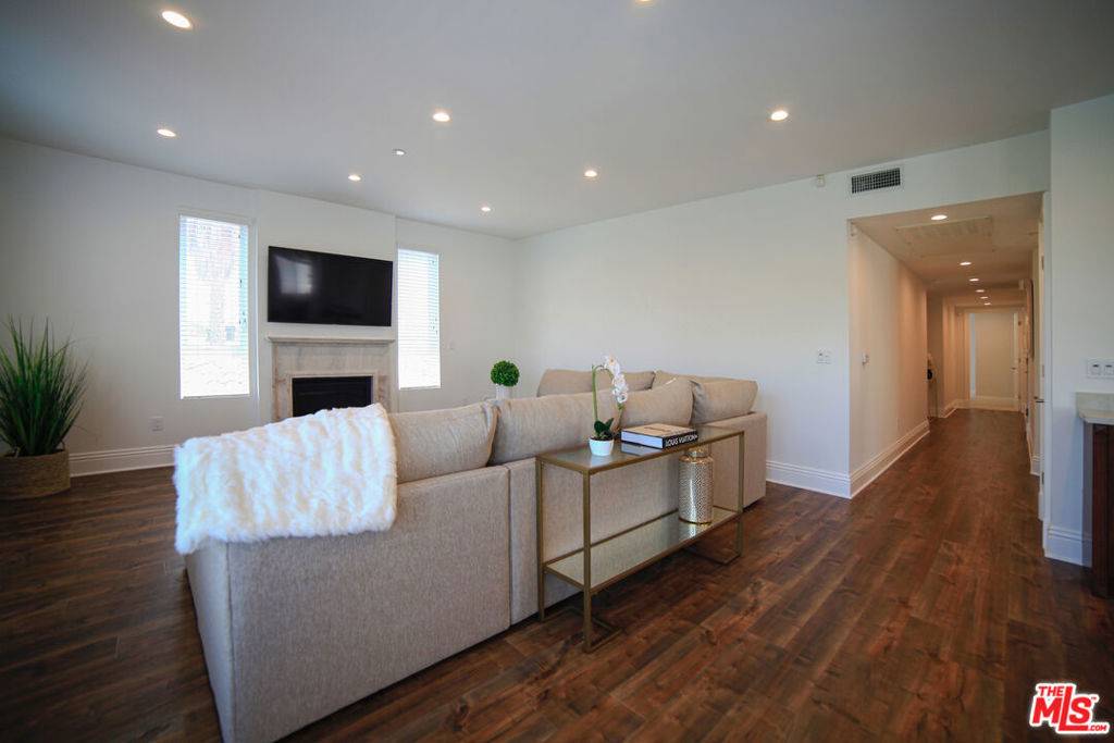 Los Angeles, CA 90035,907 S SHENANDOAH ST #301