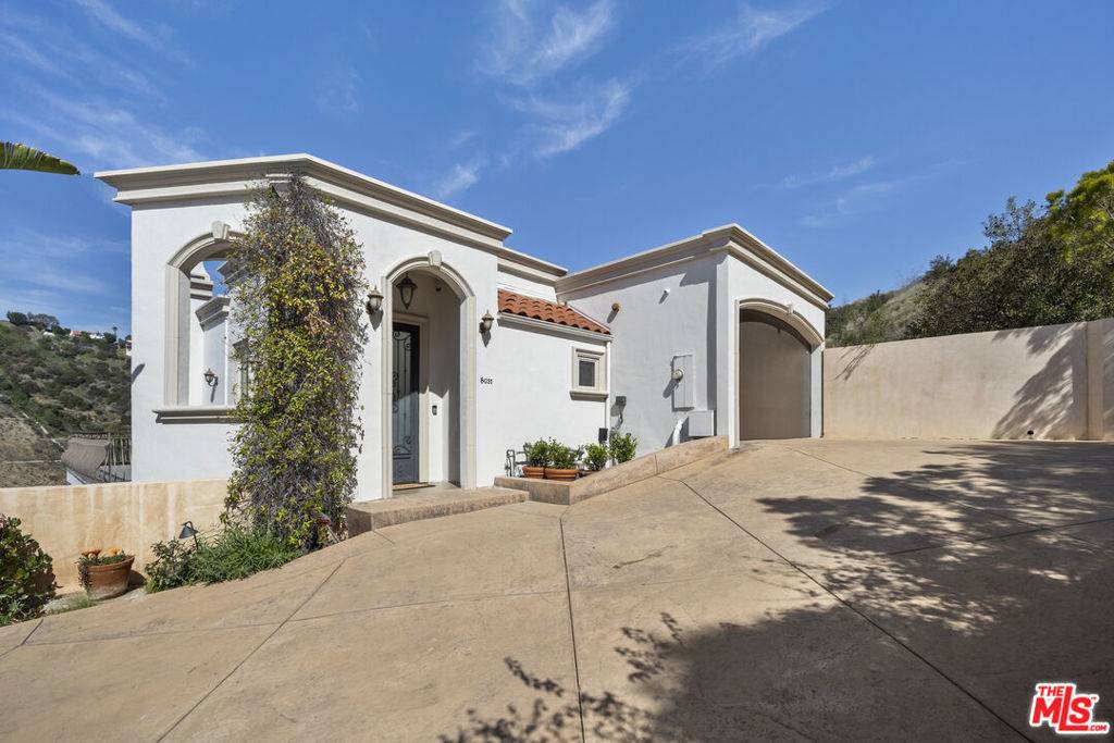 Los Angeles, CA 90046,8031 Floral AVE