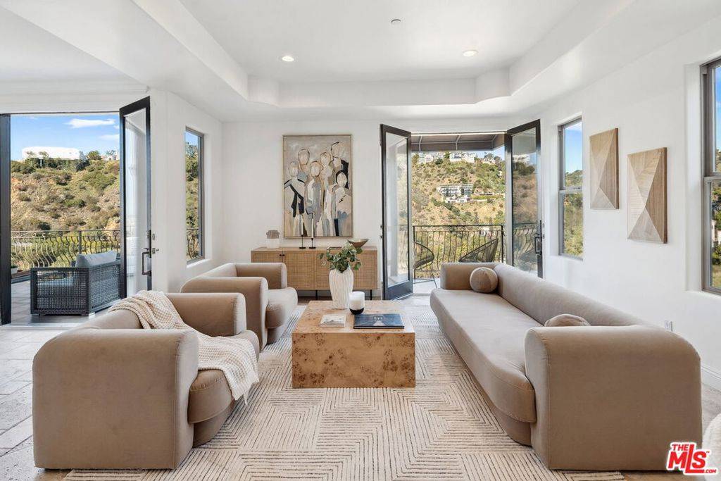 Los Angeles, CA 90046,8031 Floral AVE