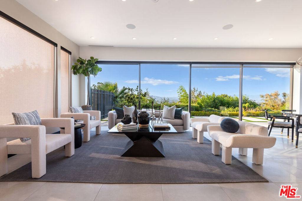 Tarzana, CA 91356,4338 Gayle DR