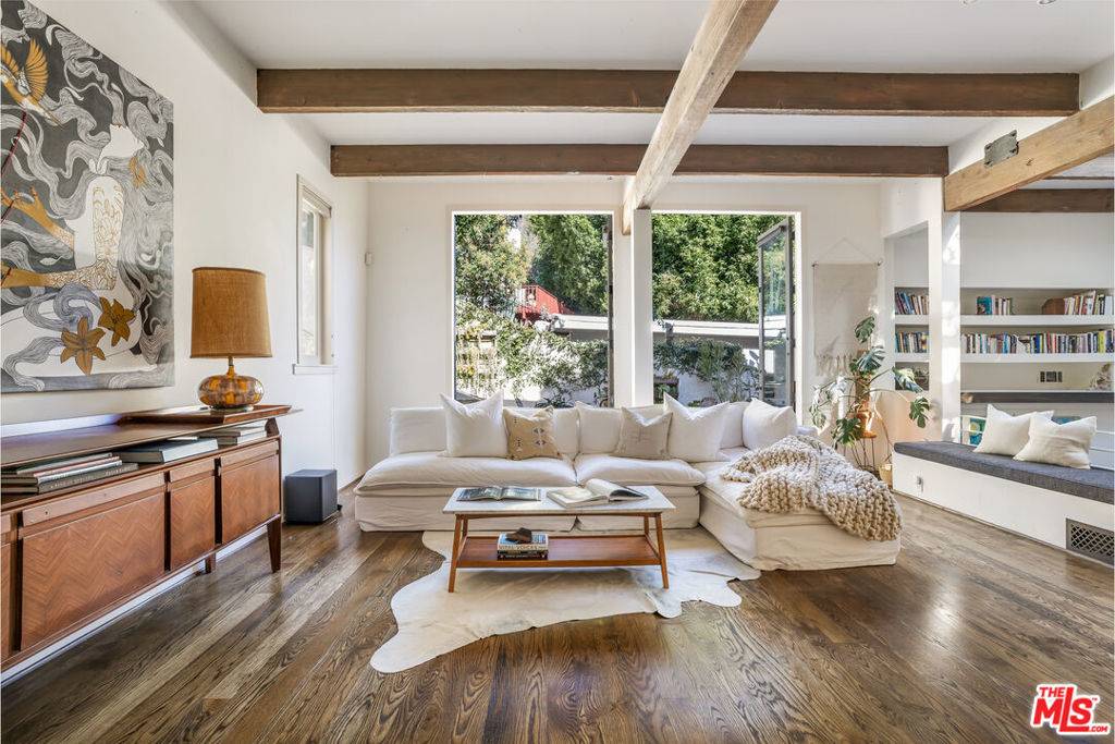 Los Angeles, CA 90046,8237 Kirkwood DR