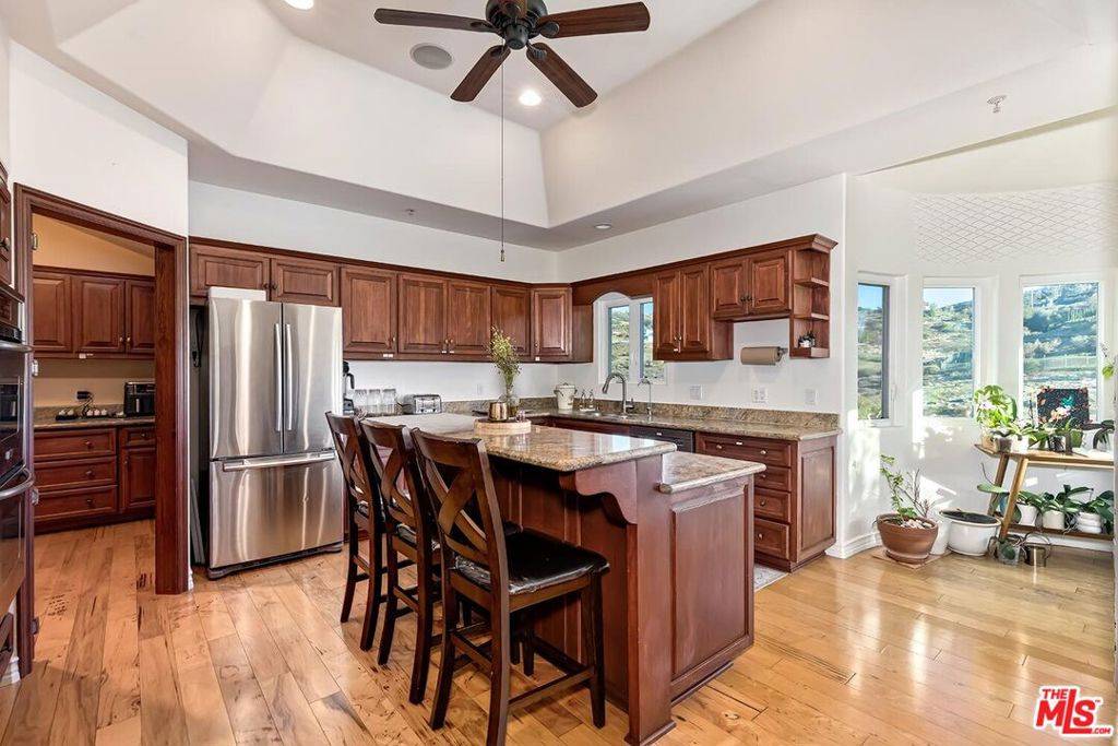 Malibu, CA 90265,10827 Pacific View DR