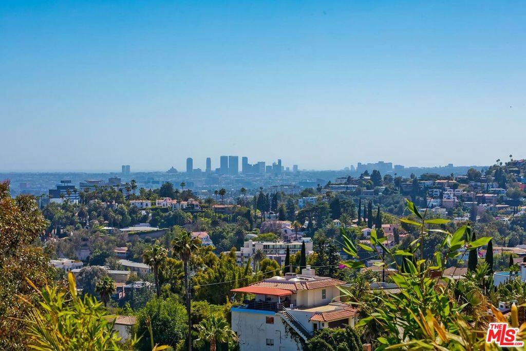 Los Angeles, CA 90068,6324 Quebec DR
