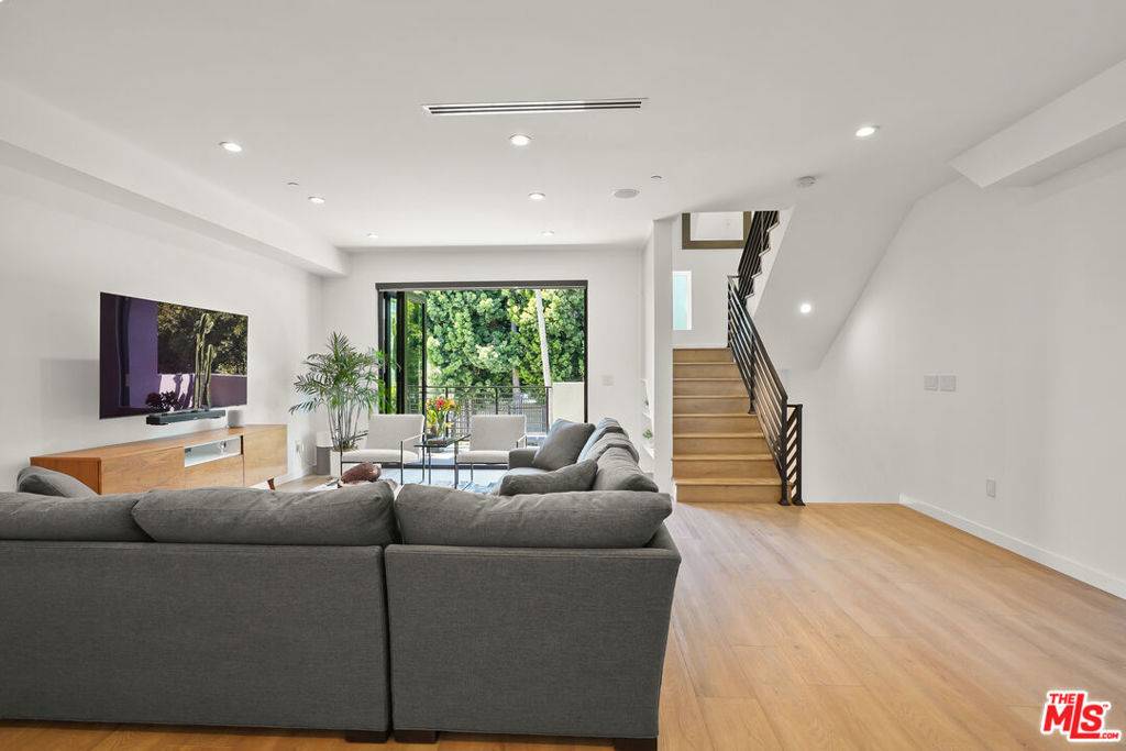 Los Angeles, CA 90038,926 N Ridgewood PL