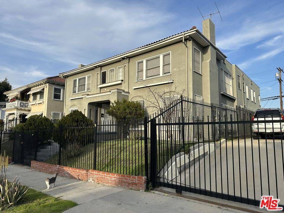 Los Angeles, CA 90004,154 S Manhattan PL