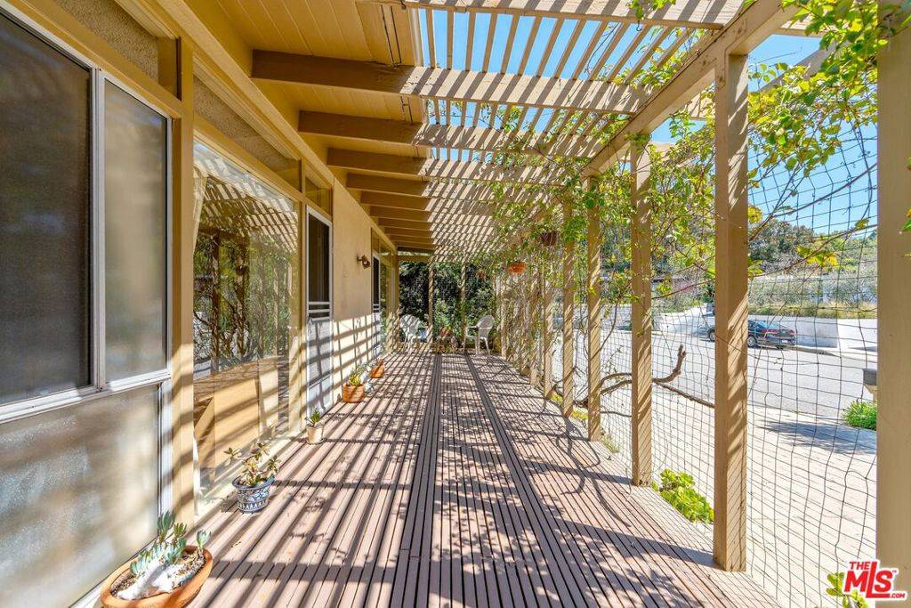 Los Angeles, CA 90046,7545 Kimdale LN