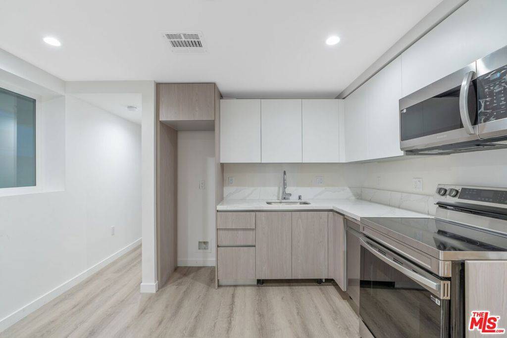 North Hollywood, CA 91602,10918 Camarillo ST #103