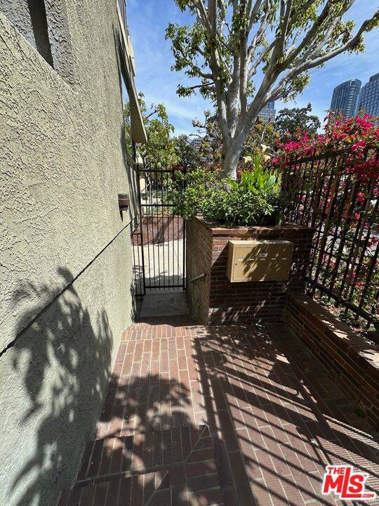 Los Angeles, CA 90025,10315 Missouri AVE #102