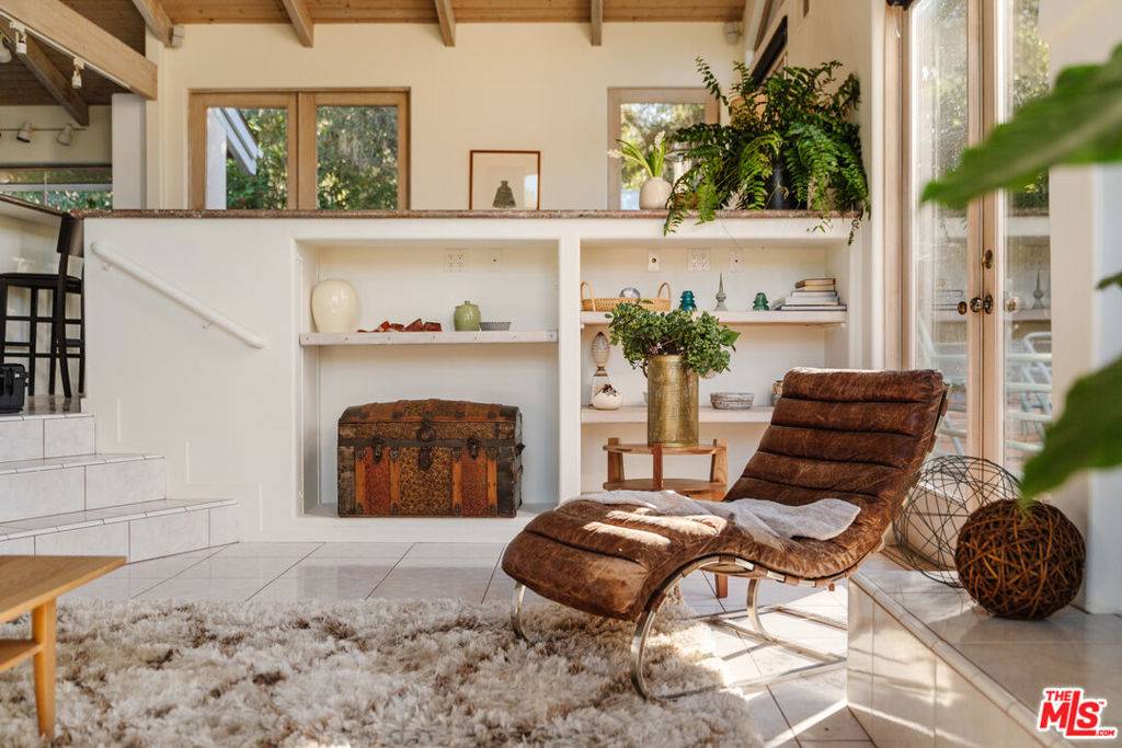 Topanga, CA 90290,229 Muerdago RD