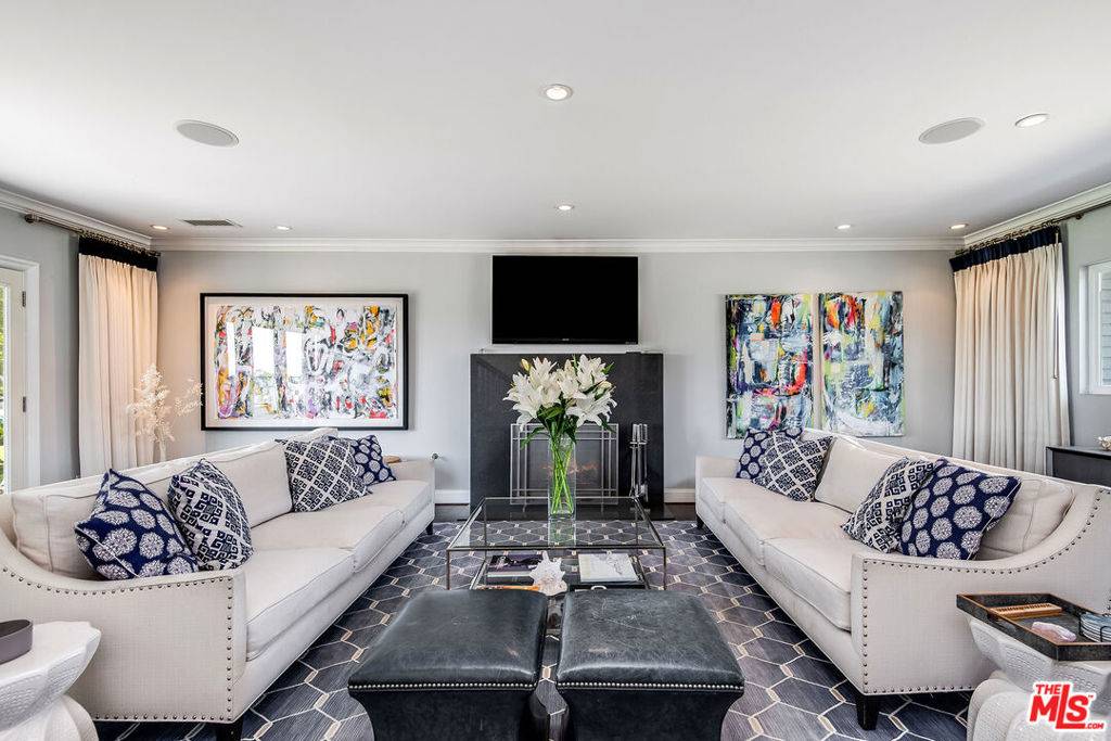 Los Angeles, CA 90046,8407 Skyline DR