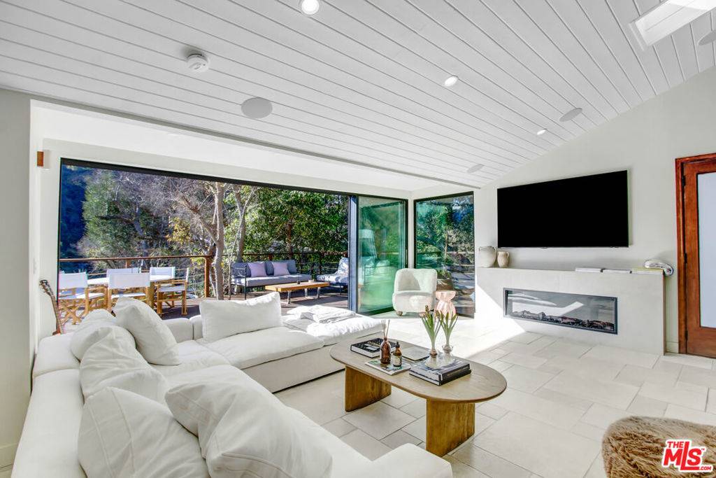 Los Angeles, CA 90077,1845 Calgary LN