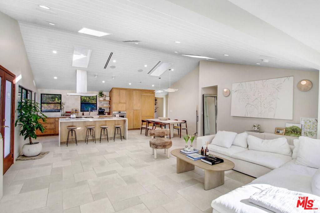 Los Angeles, CA 90077,1845 Calgary LN