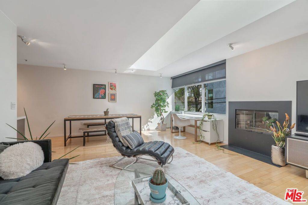 Los Angeles, CA 90038,5806 Waring AVE #14