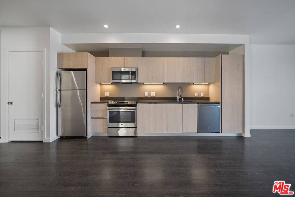 Los Angeles, CA 90028,5800 Harold WAY #414