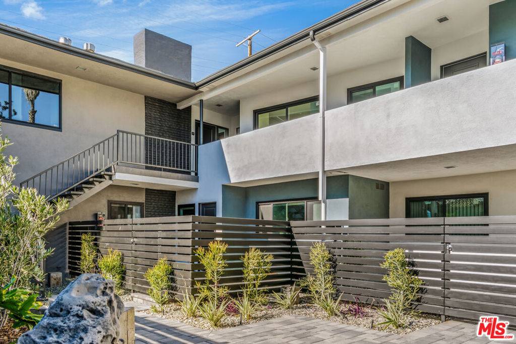 Los Angeles, CA 90068,2021 N Beachwood DR #6