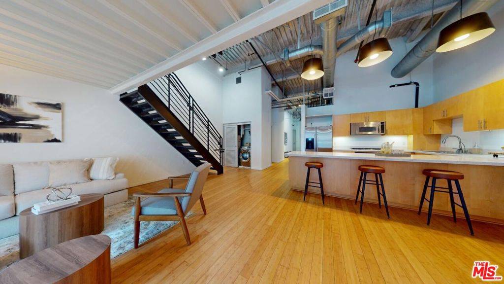Los Angeles, CA 90015,1130 S Flower ST #413