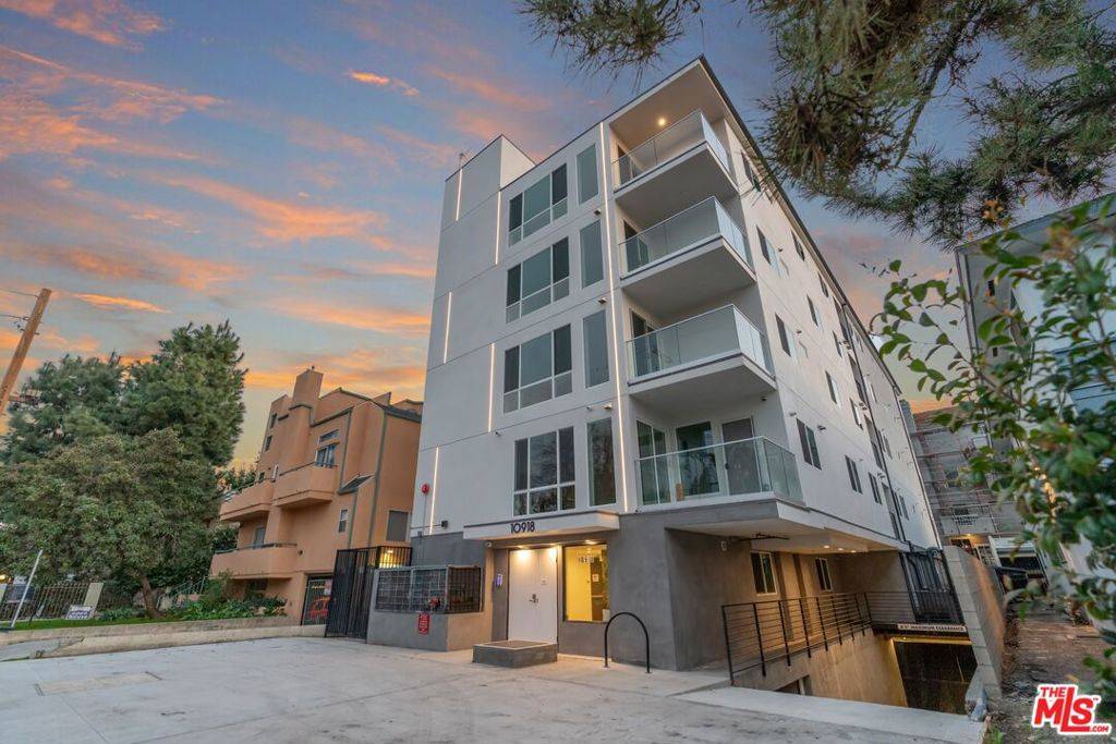 North Hollywood, CA 91602,10918 Camarillo ST #302