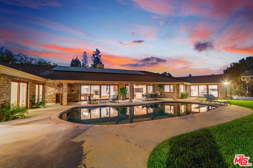 Los Angeles, CA 90049,16564 Park Lane CIR