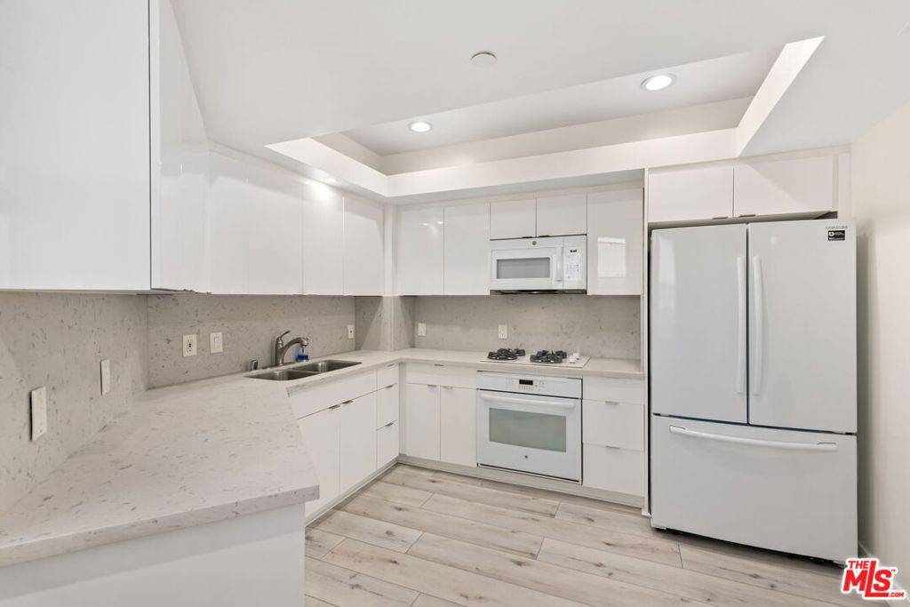 Los Angeles, CA 90049,171 N Church LN #409