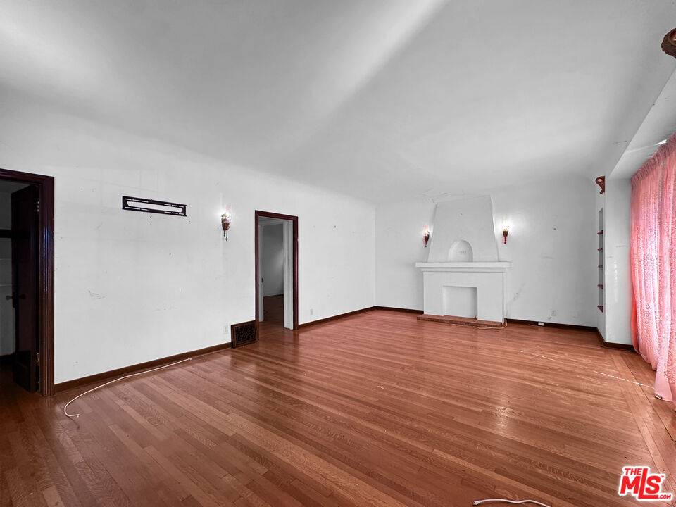 Los Angeles, CA 90019,4521 Saturn ST
