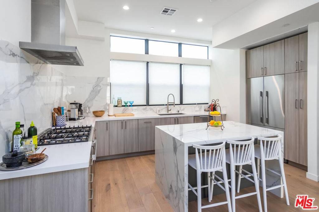 Los Angeles, CA 90046,7582 W Skye WAY