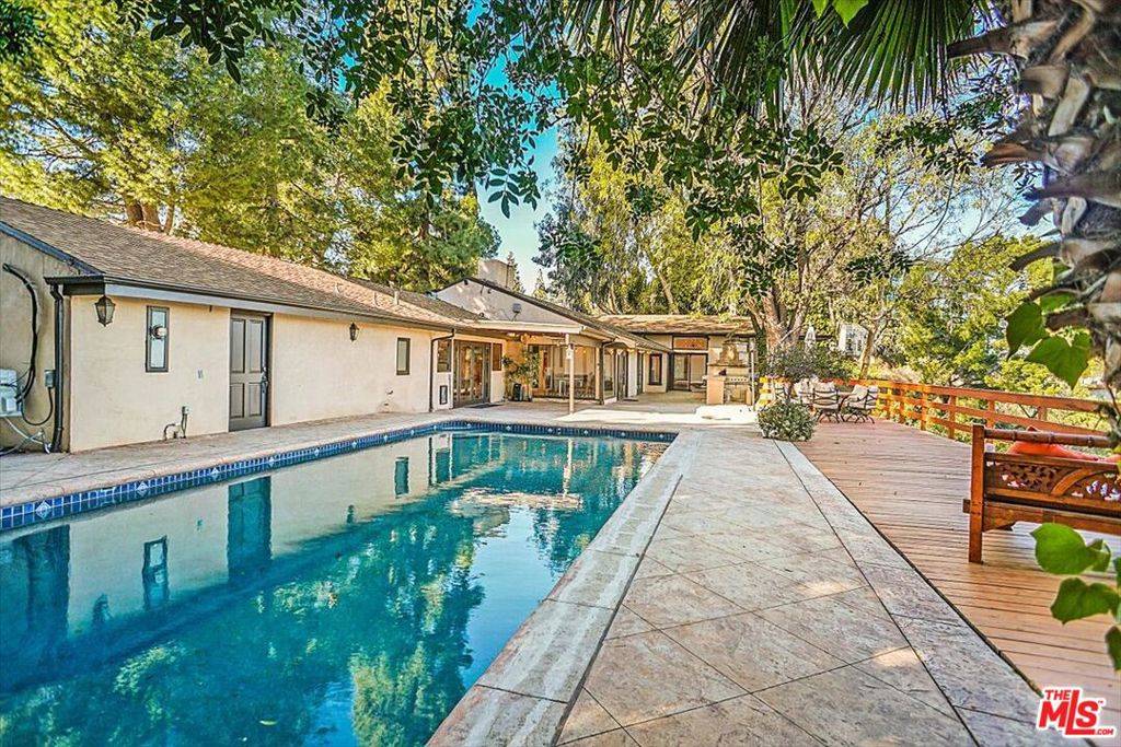 Los Angeles, CA 90077,2270 STRADELLA RD