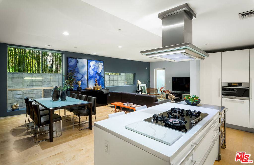 West Hollywood, CA 90069,825 N Kings RD #1