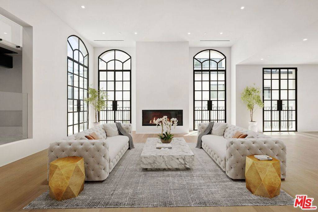 Los Angeles, CA 90049,155 N Anita AVE