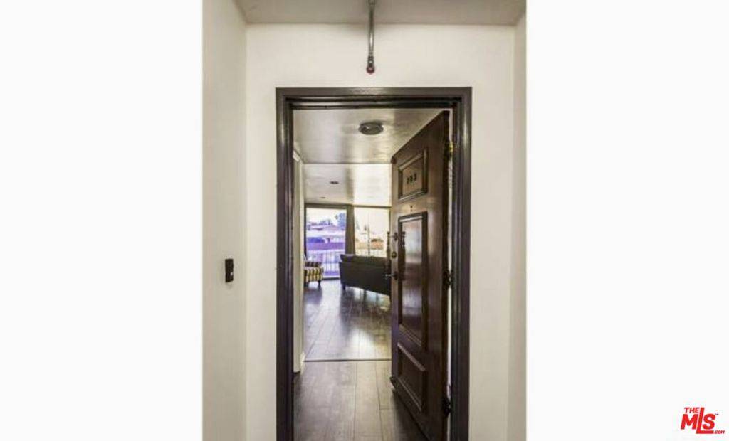 Los Angeles, CA 90068,2260 N Cahuenga BLVD #203