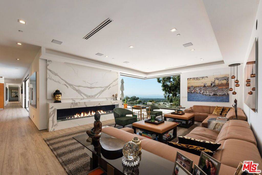 Los Angeles, CA 90049,1225 Chickory LN