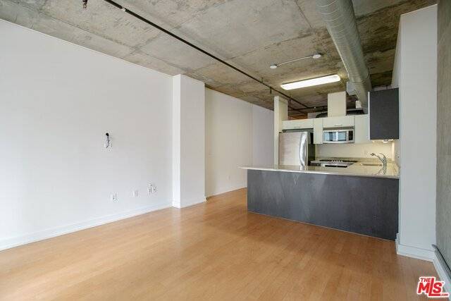 Los Angeles, CA 90015,645 W 9th ST #424