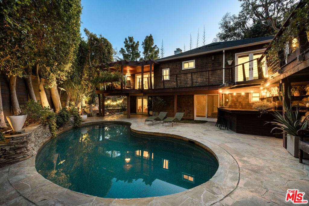 Los Angeles, CA 90046,2715 La Cuesta DR
