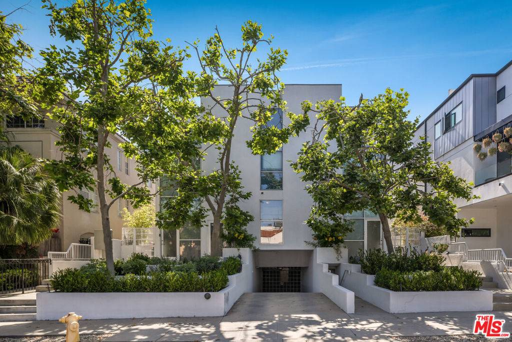 Los Angeles, CA 90046,823 N Martel AVE #5