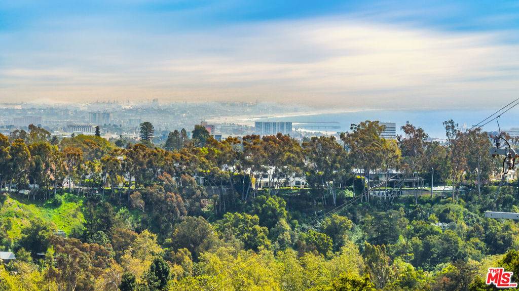 Pacific Palisades, CA 90272,1112 Chautauqua BLVD