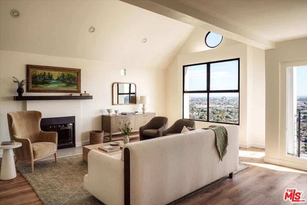 Los Angeles, CA 90065,1426 Killarney AVE