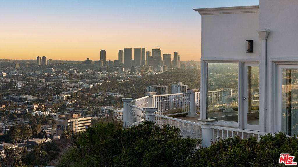 Los Angeles, CA 90069,8527 Hedges WAY