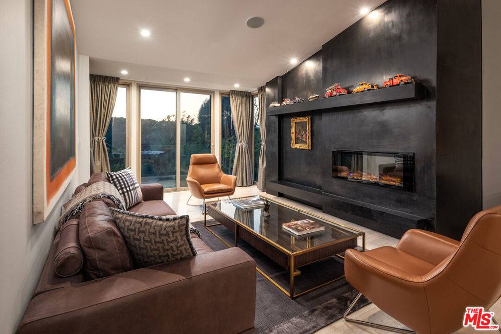 Beverly Hills, CA 90210,2315 Gloaming WAY