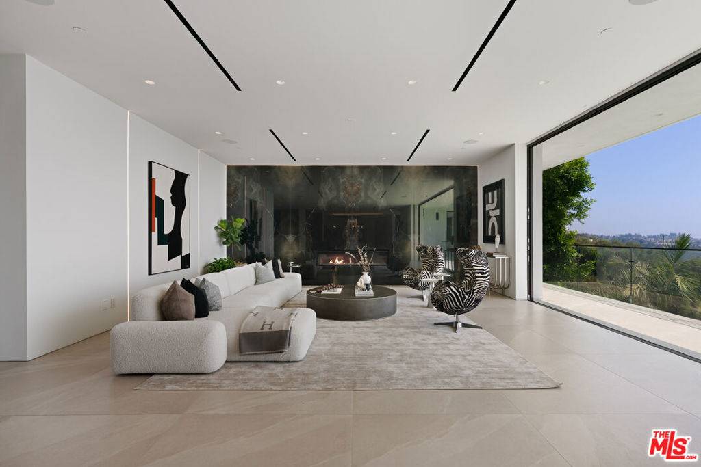 Los Angeles, CA 90077,2180 Stradella RD